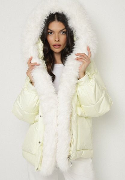 Jasnożółta Pikowana Kurtka z Kapturem i Grubym Futrzanym Obszyciem z Możliwością Odpięcia Izarida. Żółte kurtki Born2be, l, bez wzorów, z futra, eleganckie, z kapturem. Za 329.99 zł.
