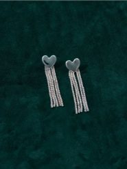 Kolczyki w kształcie serca z błyszczącym wykończeniem - srebrny. Szare kolczyki Sinsay, srebrne. Za 15.99 zł.