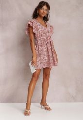 Różowa Sukienka Diosisha. Czerwone sukienki Renee, l, z aplikacjami, z materiału, bez kołnierzyka, bez ramiączek, mini. W wyprzedaży za 119.99 zł.