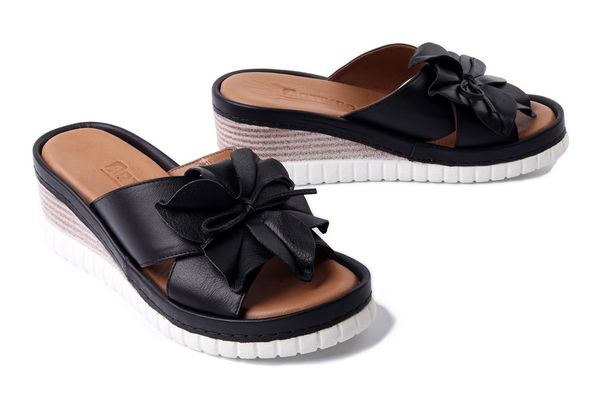 ARTIKER RELAKS 54C0539 czarny, klapki damskie. Czarne klapki Artiker Relaks, z aplikacjami, bez obcasa, na koturnie, bez zapięcia. Za 259.90 zł.