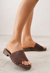 Ciemnobrązowe Klapki z Nitami Lephiaphe. Brązowe klapki Renee, z aplikacjami, eleganckie, bez obcasa, na płaskiej podeszwie, bez zapięcia. Za 79.99 zł.