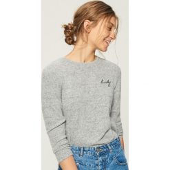 Sweter z haftowanym napisem - Jasny szar. Swetry marki DOMYOS. W wyprzedaży za 24.99 zł.