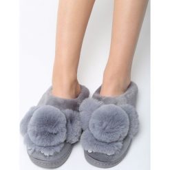 Szare Kapcie Fluffy Rabbit. Kapcie marki Cropp. Za 49.99 zł.
