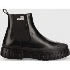 Love Moschino sztyblety damskie kolor czarny na platformie. Czarne botki Love Moschino, bez wzorów, z gumy, z okrągłym noskiem, bez obcasa, na platformie, bez zapięcia. Za 1,039.90 zł.