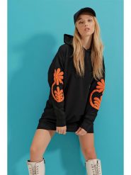 Trend Alaçatı Stili Bluza w kolorze czarno-pomarańczowym rozmiar: onesize. Czarne bluzy Trend Alaçatı Stili, bez wzorów, z bawełny, z kapturem. Za 48.16 zł.