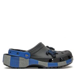 Klapki Crocs. Czarne klapki Crocs, bez wzorów, bez obcasa, bez zapięcia. Za 329.99 zł.