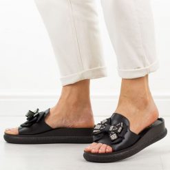 Czarne skórzane klapki damskie na platformie S.Barski 6061. Czarne klapki S.BARSKI, bez wzorów, z jeansu, eleganckie, bez obcasa, na platformie, bez zapięcia. Za 199.00 zł.