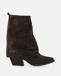 ZAMSZOWE KOWBOJKI Z WYWIJANĄ CHOLEWKĄ F016SUTDOBB094. Botki Venezia, bez wzorów, ze skóry, bez obcasa, bez zapięcia. Za 499.00 zł.