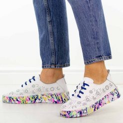 Białe ażurowe skórzane półbuty damskie S.Barski 5972. Białe półbuty wsuwane S.BARSKI, na lato, w ażurowe wzory, z jeansu, casualowe, z okrągłym noskiem, bez obcasa, na płaskiej podeszwie. Za 219.00 zł.