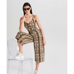 Wzorzysty kombinezon z wycięciem - Beżowy. Kombinezony Cropp. W wyprzedaży za 39.99 zł.