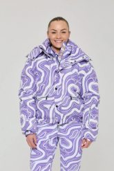 Elegancka kurtka puchowa – fioletowy wir. Fioletowe kurtki narciarskie OOSC, s, bez wzorów, z materiału, narciarskie, primaloft. Za 1,592.99 zł.