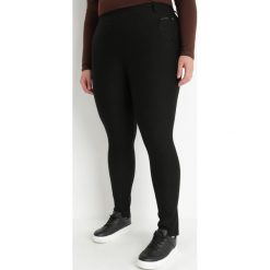 Czarne Spodnie Nadhitha. Czarne spodnie materiałowe Born2be, bez wzorów, z dzianiny, sportowe, długie. W wyprzedaży za 62.99 zł.
