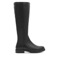 Kozaki Lasocki. Czarne kozaki Lasocki, bez wzorów, bez obcasa, na płaskiej podeszwie, bez zapięcia. Za 399.99 zł.