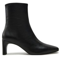 Botki Vagabond Shoemakers. Czarne botki Vagabond Shoemakers, bez wzorów, bez obcasa, na słupku, bez zapięcia. Za 579.99 zł.