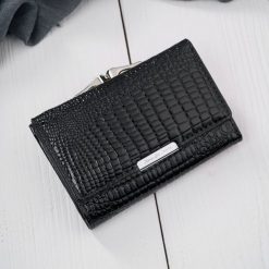 Portfel damski skórzany lakierowany mały czarny croco z RFID SP-27-CBL. Czarne portfele bez wzorów, z lakierowanej skóry. Za 99.00 zł.