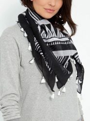 MENTHE À L'O Szal w kolorze czarnym - 140 x 140 cm rozmiar: onesize. Czarne szaliki i kominy MENTHE À L'O, bez wzorów, z materiału. Za 122.09 zł.