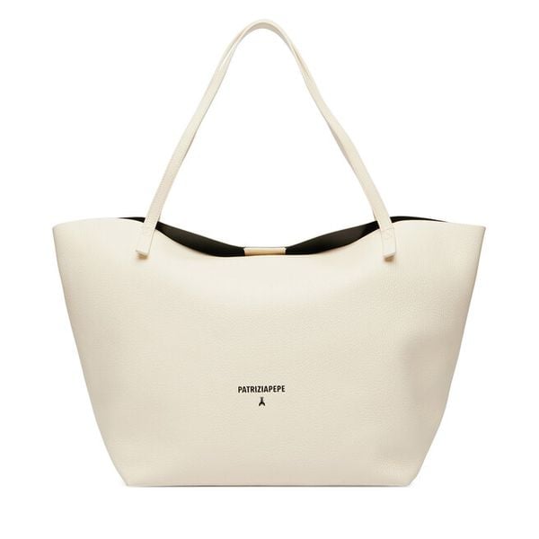 Torebka Patrizia Pepe. Białe shopper bag Patrizia Pepe, bez wzorów, bez dodatków. Za 820.99 zł.