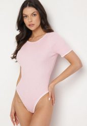 Różowe Body z Wiskozą Zdobione Lamówką i Wycięciem na Plecach Redissia. Czerwone body i gorsety Born2be, z aplikacjami, z jeansu, bez ramiączek. Za 119.99 zł.