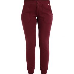 Rich & Royal Spodnie treningowe burgundy. Spodnie dresowe marki Rich & Royal. W wyprzedaży za 184.50 zł.
