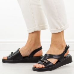 Czarne skórzane sandały damskie Vinceza 66930. Czarne sandały VINCEZA, bez wzorów, z jeansu, eleganckie, bez obcasa, na platformie, bez zapięcia. Za 199.00 zł.