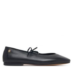 Baleriny Tommy Hilfiger. Czarne baleriny Tommy Hilfiger, bez wzorów, bez obcasa, bez zapięcia. Za 529.99 zł.
