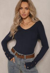 Granatowy Sweter z Wiskozą Ozdobiony Guzikami z Trójkątnym Dekoltem Attecca. Niebieskie swetry Renee, na zimę, m, bez wzorów, z wiskozy, casualowe, bez ramiączek. W wyprzedaży za 79.99 zł.