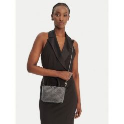 Torebka Guess. Czarne kopertówki Guess, z aplikacjami, wizytowe, bez dodatków. Za 659.99 zł.