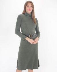 Zielona sukienka z paskiem. Zielone sukienki Unisono, s, bez wzorów, z tkaniny, bez kołnierzyka, bez ramiączek, midi, dopasowane. Za 179.00 zł.