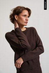 Gładki sweter brązowy. Brązowe swetry MOODO, l, bez wzorów, z poliamidu, bez ramiączek. Za 139.99 zł.