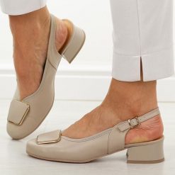 Beżowe skórzane Polskie czółenka damskie Góral 2102. Brązowe czółenka Góral, na lato, z aplikacjami, z materiału, biznesowe, z okrągłym noskiem, bez obcasa, na obcasie, bez zapięcia. W wyprzedaży za 377.10 zł.