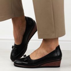 Czarne ażurowe czółenka damskie na koturnie Vinceza 58263. Czarne czółenka VINCEZA, na jesień, w ażurowe wzory, ze skóry, eleganckie, bez obcasa, na koturnie, bez zapięcia. Za 159.00 zł.