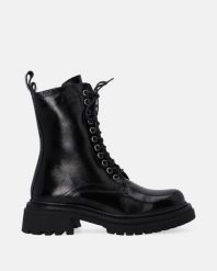LAKIEROWANE BOTKI DAMSKIE D010PABLOBB032. Botki Venezia, bez wzorów, z lakierowanej skóry, bez obcasa, bez zapięcia. Za 499.00 zł.