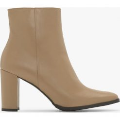Beżowe botki z kwadratowym noskiem HARPER. Brązowe botki Ryłko, bez wzorów, ze skóry, bez obcasa, na obcasie, bez zapięcia. Za 399.99 zł.