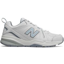 Buty sportowe New Balance WX608WB5 białe. Białe buty treningowe bez wzorów, z materiału, bez zapięcia. Za 663.88 zł.