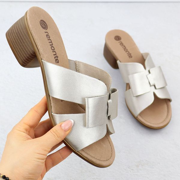 Skórzane klapki damskie na klocku złote Rieker Remonte R8759-90. Żółte klapki Rieker, bez wzorów, ze skóry ekologicznej, bez obcasa, bez zapięcia. Za 209.99 zł.