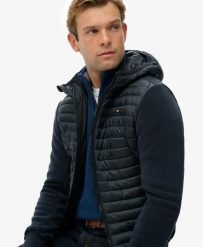 Superdry Kurtka Hooded Storm Fleece Hybrid – Slim fit, pikowany przód. Niebieskie kurtki Superdry, l, bez wzorów, z polaru, bez kaptura. Za 545.65 zł.