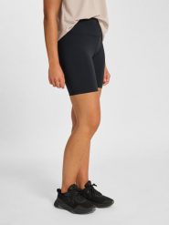 Krótkie legginsy damskie Hummel MW. Czarne legginsy Hummel, bez wzorów, z materiału, krótkie. Za 169.95 zł.