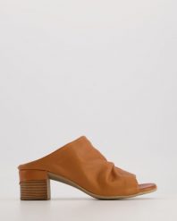 SKÓRZANE KLAPKI 00961716D 278 CO. Klapki Venezia, bez wzorów, ze skóry, bez obcasa, bez zapięcia. Za 229.00 zł.