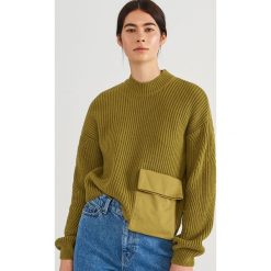 Krótki sweter z kieszenią ReDesign - Żółty. Swetry marki DOMYOS. W wyprzedaży za 99.99 zł.