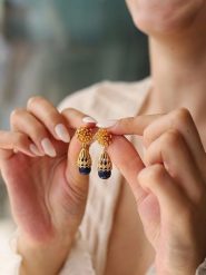 L'Atelier de Gaia Pozłacane kolczyki z lapis lazuli i cyrkoniami rozmiar: onesize. Niebieskie kolczyki L'Atelier de Gaia, z cyrkonią, pozłacane. Za 130.81 zł.