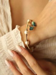 Pierres delicates Pozłacana bransoletka z masą perłową i perłami rozmiar: onesize. Białe bransoletki Pierres delicates, z perłą, pozłacane. Za 52.99 zł.