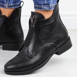 Czarne matowe botki damskie S.Barski 42-119. Czarne botki S.BARSKI, z aplikacjami, z polaru, eleganckie, z okrągłym noskiem, bez obcasa, na obcasie, bez zapięcia. W wyprzedaży za 160.30 zł.