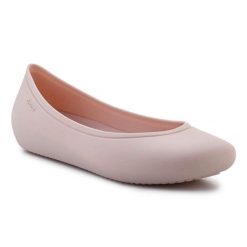 Buty Crocs Brooklyn Flat 209384-6UR różowe. Czerwone baleriny bez wzorów, z materiału, bez obcasa, bez zapięcia. Za 302.18 zł.