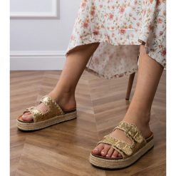 Złote klapki espadryle brokatowe z klamerkami złoty. Żółte espadryle bez wzorów, ze skóry, casualowe, z okrągłym noskiem, bez obcasa, na platformie. Za 86.24 zł.