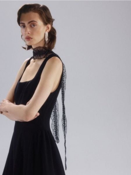 Wąski szal - czarny. Czarne szaliki i kominy Reserved, bez wzorów. Za 39.99 zł.