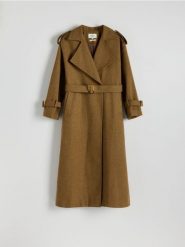 Dwurzędowy płaszcz z domieszką wełny - brązowy. Brązowe płaszcze Reserved, l, bez wzorów, z tkaniny, bez kaptura. W wyprzedaży za 299.99 zł.