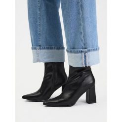 Botki DeeZee. Czarne botki DeeZee, bez wzorów, bez obcasa, na słupku, bez zapięcia. Za 179.99 zł.