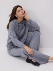 Wełniany sweter z kapturem - jasnoszary. Szare swetry Reserved, l, bez wzorów, z wełny, bez ramiączek. Za 239.99 zł.