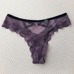 Stringi koronkowe z ozdobnymi paskami na specjalne okazje Aliana. Fioletowe stringi Intica, bez wzorów, z koronki. Za 69.00 zł.