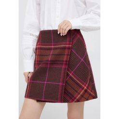 Tommy Hilfiger spódnica z domieszką wełny kolor brązowy mini prosta. Brązowe spódnice Tommy Hilfiger, na co dzień, bez wzorów, z wełny, mini, proste. W wyprzedaży za 558.99 zł.